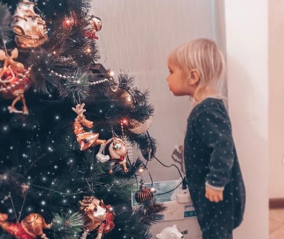 Tips που θα προφυλάξουν το παιδί από το χριστουγεννιάτικο δέντρο