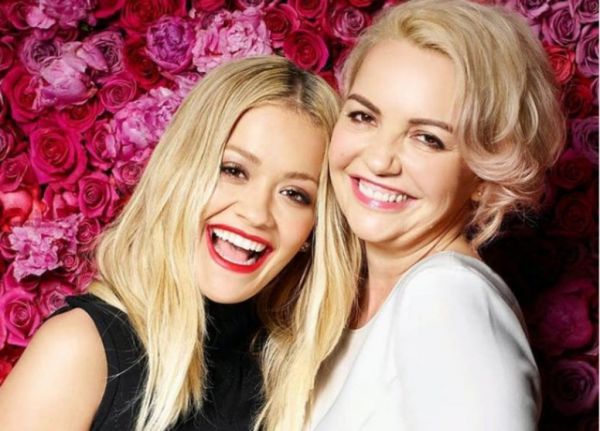 Ρίτα Όρα : Η μητέρα της «τα βάζει» με όσους συνωστίζονται μέρες μετά το πάρτι της