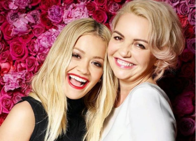 Ρίτα Όρα : Η μητέρα της «τα βάζει» με όσους συνωστίζονται μέρες μετά το πάρτι της