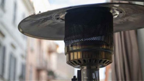 Lockdown : Πώς θα δοθούν τα 60 εκατ. ευρώ για σόμπες στην εστίαση