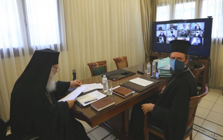 Ιερά Σύνοδος : Συμφωνεί στα μέτρα για τη λειτουργία ναών την εορταστική περίοδο