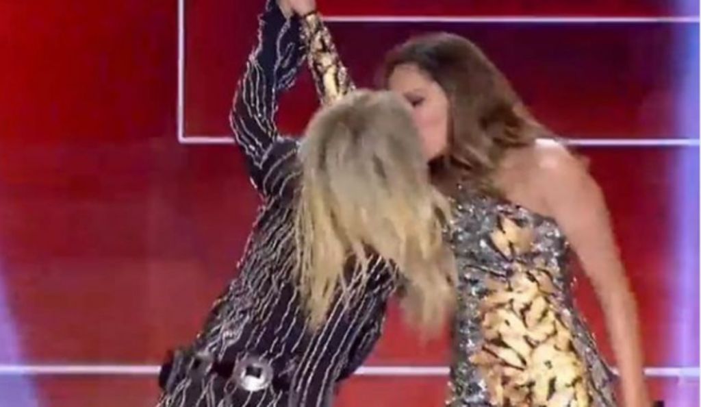 Βουλευτής «τα βάζει» με την Βίσση και την Βανδή γιατί φιλήθηκαν στο στόμα