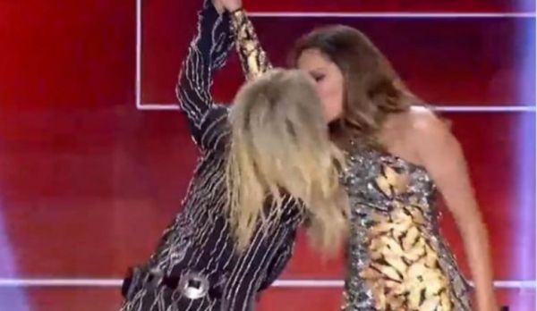 Βουλευτής «τα βάζει» με την Βίσση και την Βανδή γιατί φιλήθηκαν στο στόμα