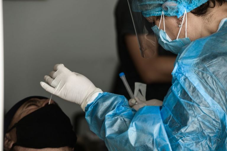 Κοροναϊός : Χιλιάδες δωρεάν τεστ ημερησίως – Πότε ξεκινούν, πώς θα συμμετάσχουμε και πώς θα γίνεται η επιλογή