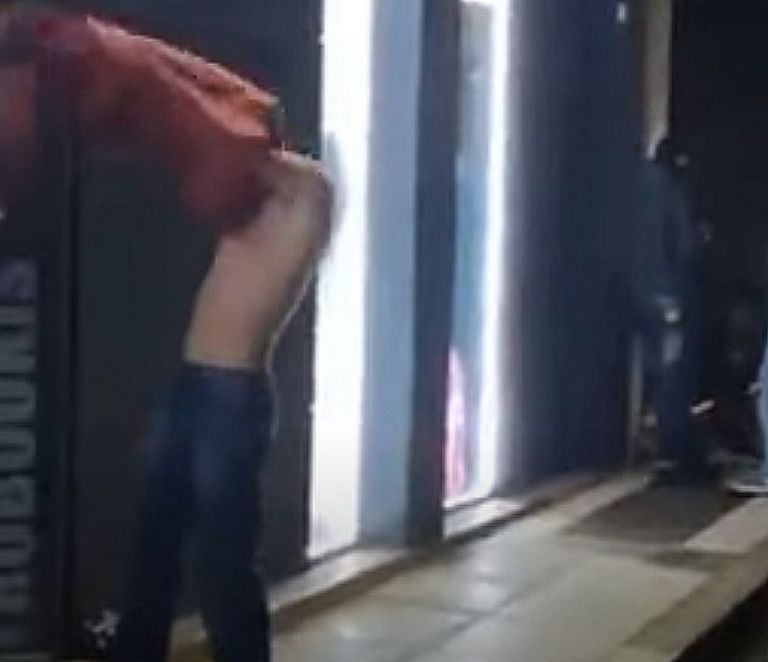 Click away : Εκτός από παπούτσια στον δρόμο στο Αγρίνιο δοκιμάζουν και… ρούχα