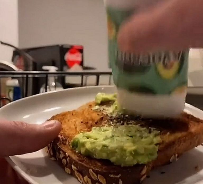 Αβοκάντο : ΤikToker δείχνει πώς το απλώνει στο τοστ με συσκευασία αποσμητικού
