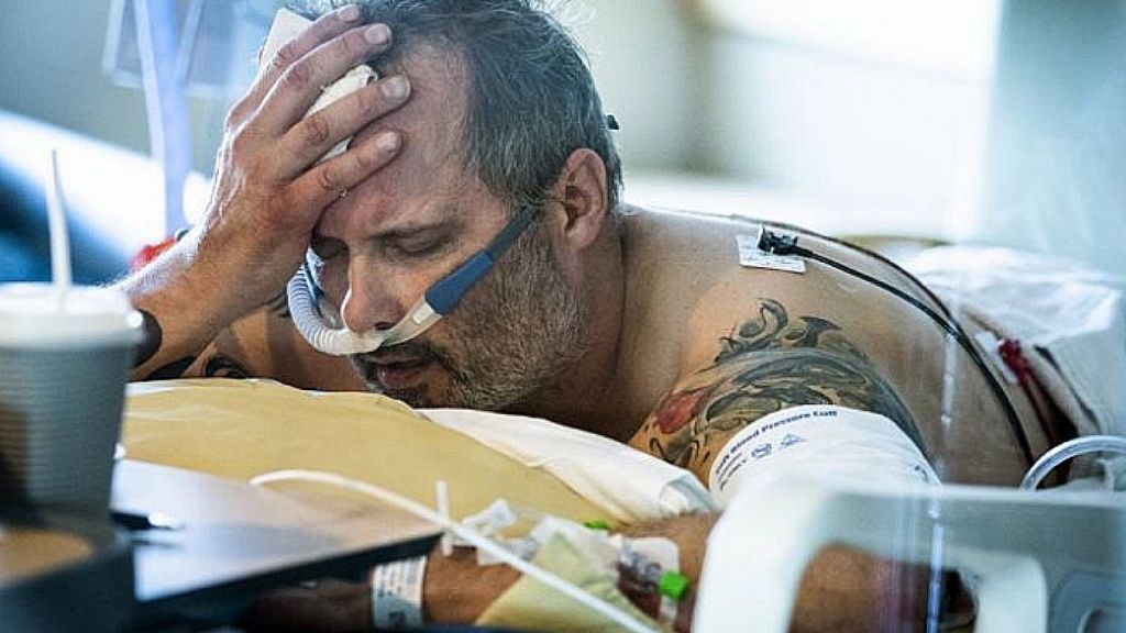 Κοροναϊός : Φωτογραφία δείχνει βετεράνο που παλεύει να αναπνεύσει λίγες μέρες πριν πεθάνει