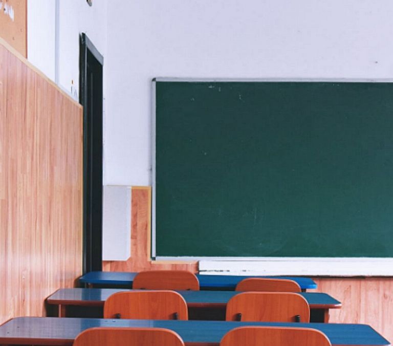 Εθελοντισμός : Καθαρίστρια έβαψε μόνη της ολόκληρο σχολείο