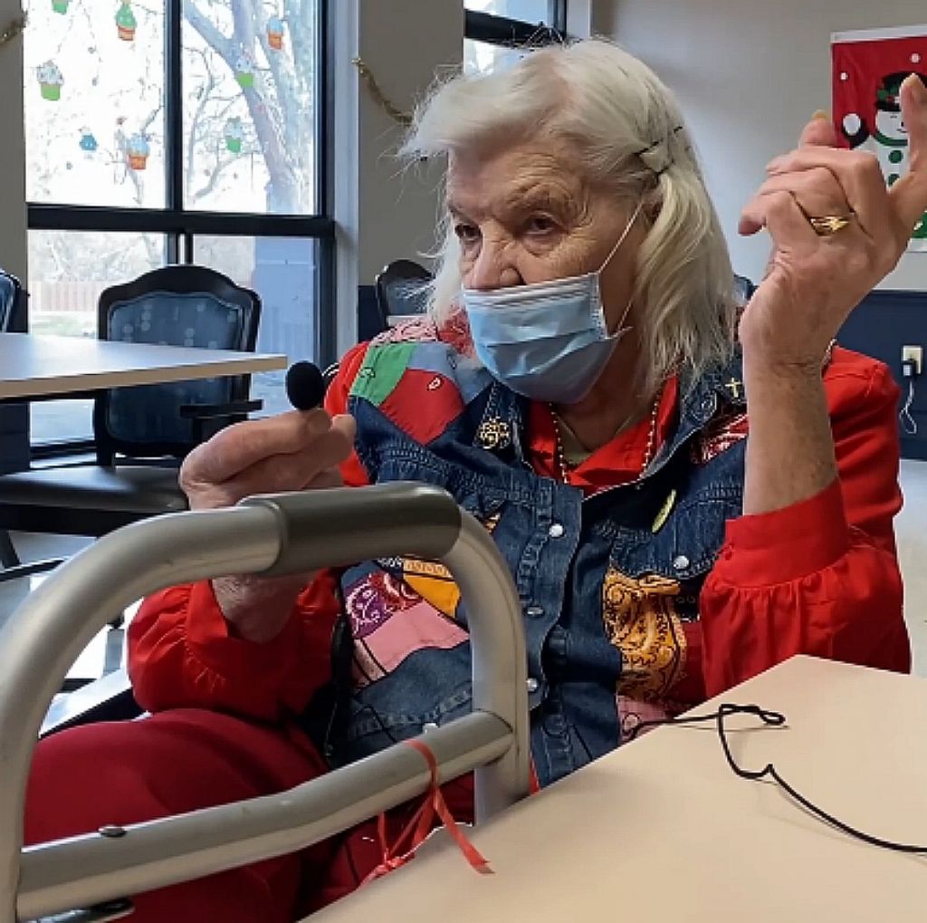 Οίκος ευγηρίας – Οχάιο : Οι ηλικιωμένοι πηγαίνουν για «κυνήγι ελαφιών» σε έναν κατάλληλα διακοσμημένο χώρο