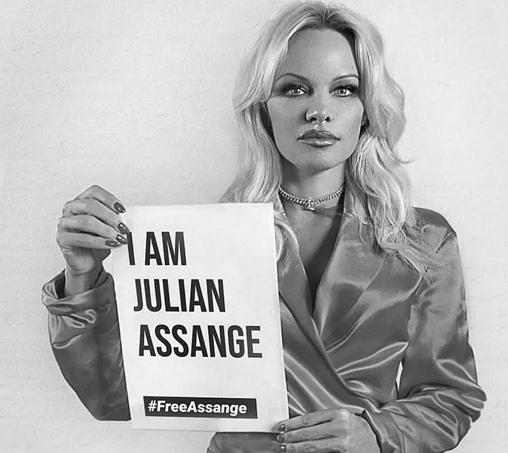 Πάμελα Άντερσον : Σε σχεδόν γυμνόστηθη διαμαρτυρία υπέρ του Julian Assange