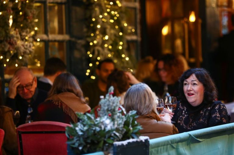 Κοροναϊός : Κοσμοσυρροή στους εμπορικούς δρόμους του Λονδίνου, λίγες ώρες πριν το lockdown