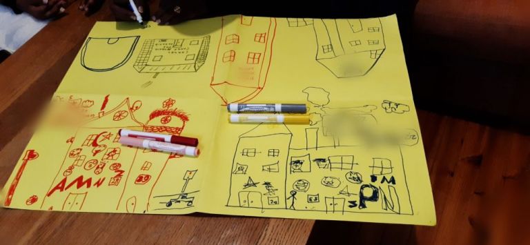 Θεσσαλονίκη: Γυναίκες και προσφυγόπουλα περιγράφουν και ζωγραφίζουν τι σημαίνει «σπίτι»