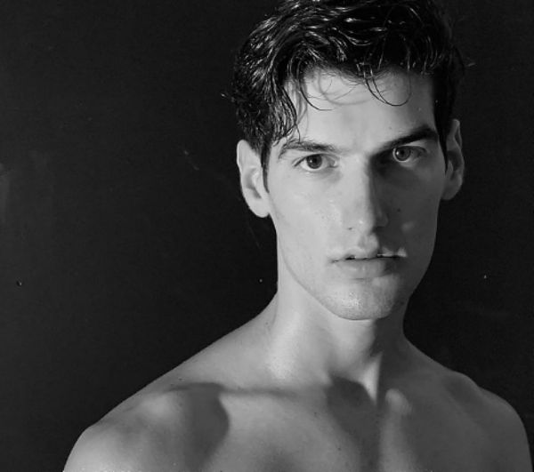 GNTM : Πώς μια απλή κίνηση του Καράβα έκανε τον Αιμιλιάνο να ζηλέψει