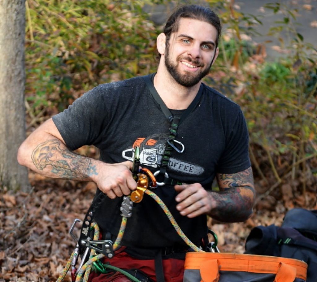 Διασώστης γάτας έγινε viral κυρίως …για την εμφάνισή του