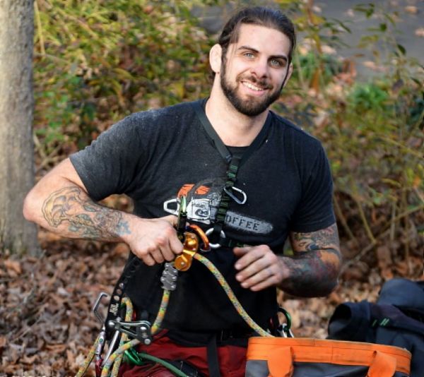 Διασώστης γάτας έγινε viral κυρίως …για την εμφάνισή του