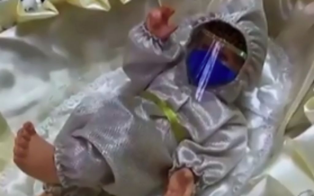 Κοροναϊός : Αυτή η γυναίκα έγινε viral όταν έβαλε μάσκα και ασπίδα σε έναν μικρό Χριστό