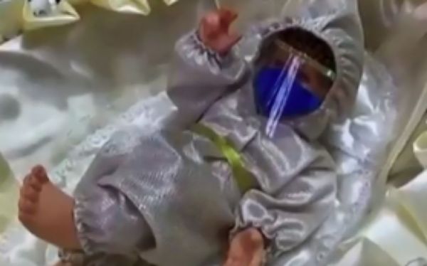 Κοροναϊός : Αυτή η γυναίκα έγινε viral όταν έβαλε μάσκα και ασπίδα σε έναν μικρό Χριστό