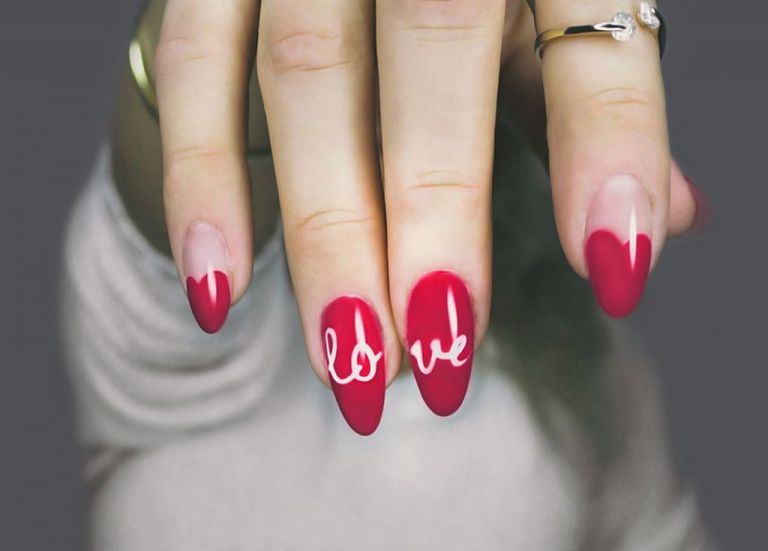 Κόκκινο νύχι : Η καλύτερη πρόταση σε χρώμα για τις γιορτές