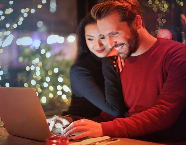 Εσωστρέφεια και φλερτ : Πώς μπορείς να καταλάβεις αν ο ντροπαλός τύπος σε…θέλει