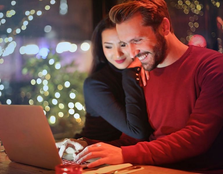 Εσωστρέφεια και φλερτ : Πώς μπορείς να καταλάβεις αν ο ντροπαλός τύπος σε…θέλει