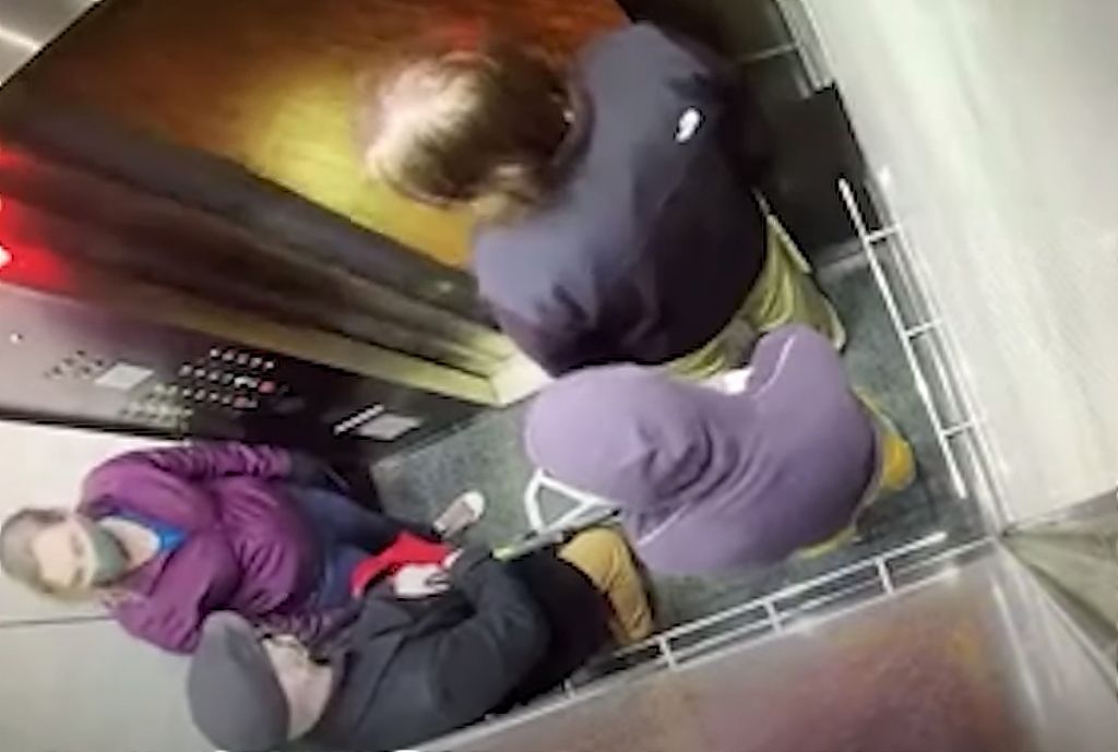 Νεαρός άντρας που έβηχε μέσα σε ασανσέρ δέχθηκε μπουνιές από ηλικιωμένο