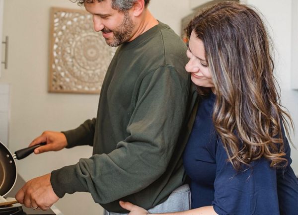 Χάδια και αγκαλιές : Ποιο από τα δύο φύλα τα βάζει πάνω από το σεξ ;