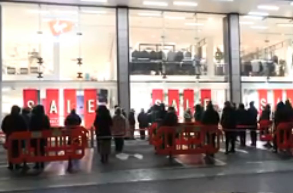 Βρετανία : Κόσμος και πλήθη έξω από μεγάλα καταστήματα για να ψωνίσουν σε προσφορά