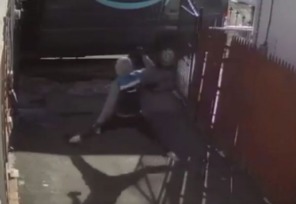 Διανομέας έγινε viral καθώς χόρευε δίχως να ξέρει ότι βιντεοσκοπείται