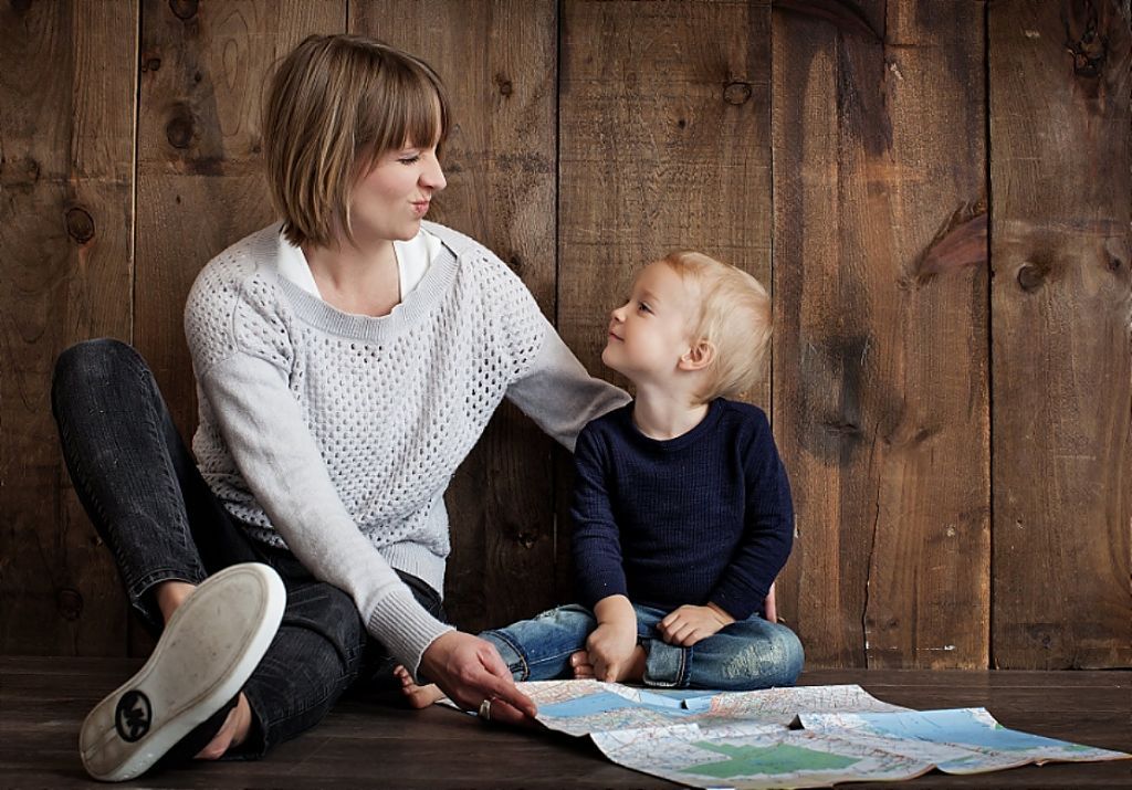 Η θέση που παίρνουν οι ειδικοί για τους γονείς που φιλάνε τα παιδιά τους στο στόμα