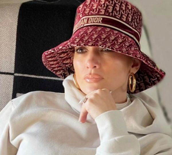 Τζένιφερ Λόπεζ : Ντύθηκε άγγελος και πόζαρε γυμνή στο νέο βιντεοκλίπ της