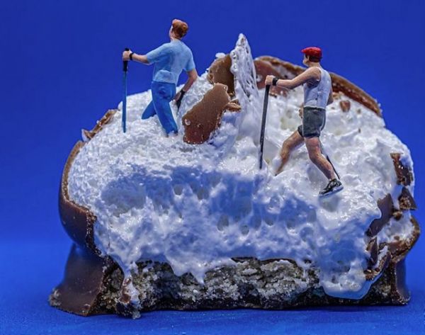 Καλλιτέχνιδα από τη Σκωτία δημιουργεί μινιατούρες εμπνευσμένη από τρόφιμα