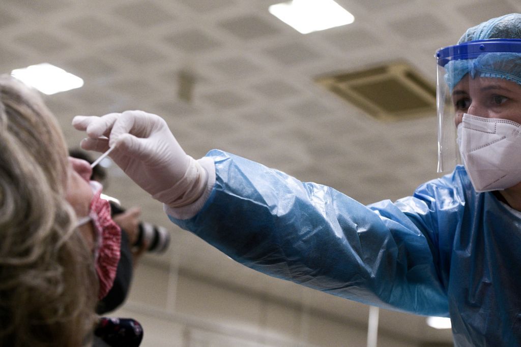 Κοροναϊός : Ξεπέρασαν τους 4.000 οι νεκροί – Αλλαγή στρατηγικής στα τεστ για να «περικυκλώσουν» τον ιό