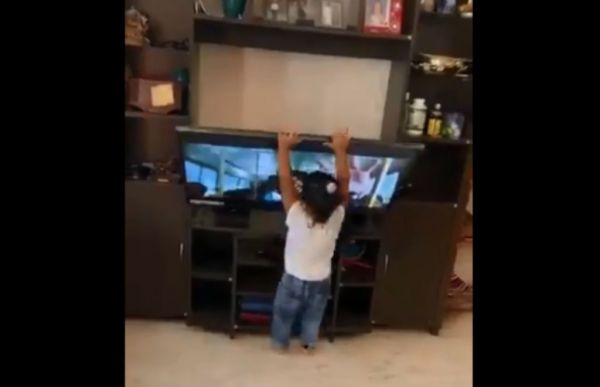 Βίντεο : Μικρό κορίτσι παραλίγο να χάσει την ζωή της ενώ χόρευε στο σπίτι της