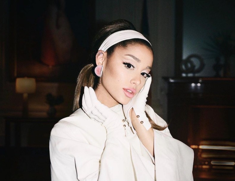 Ariana Grande : Αρραβωνιάστηκε και ποζάρει με το νέο της μονόπετρο