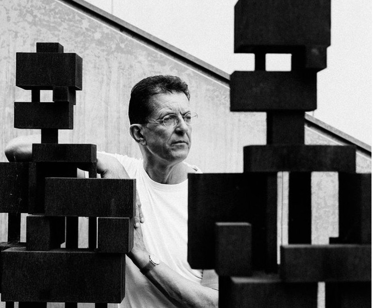 Άντονι Γκόρμλι : Δώρισε γλυπτό του για την εκστρατεία «Help the Hungry»