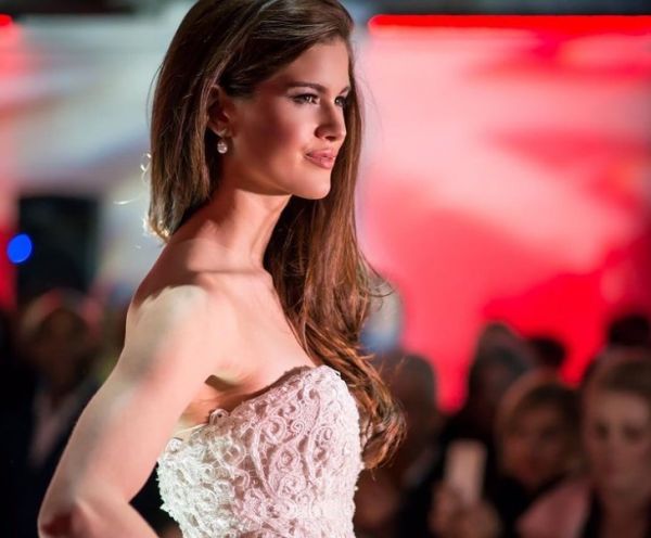 Καρίνα Τιρέλ : Η πρώην Μις Αγγλία θα μας σώσει από τον κοροναϊό