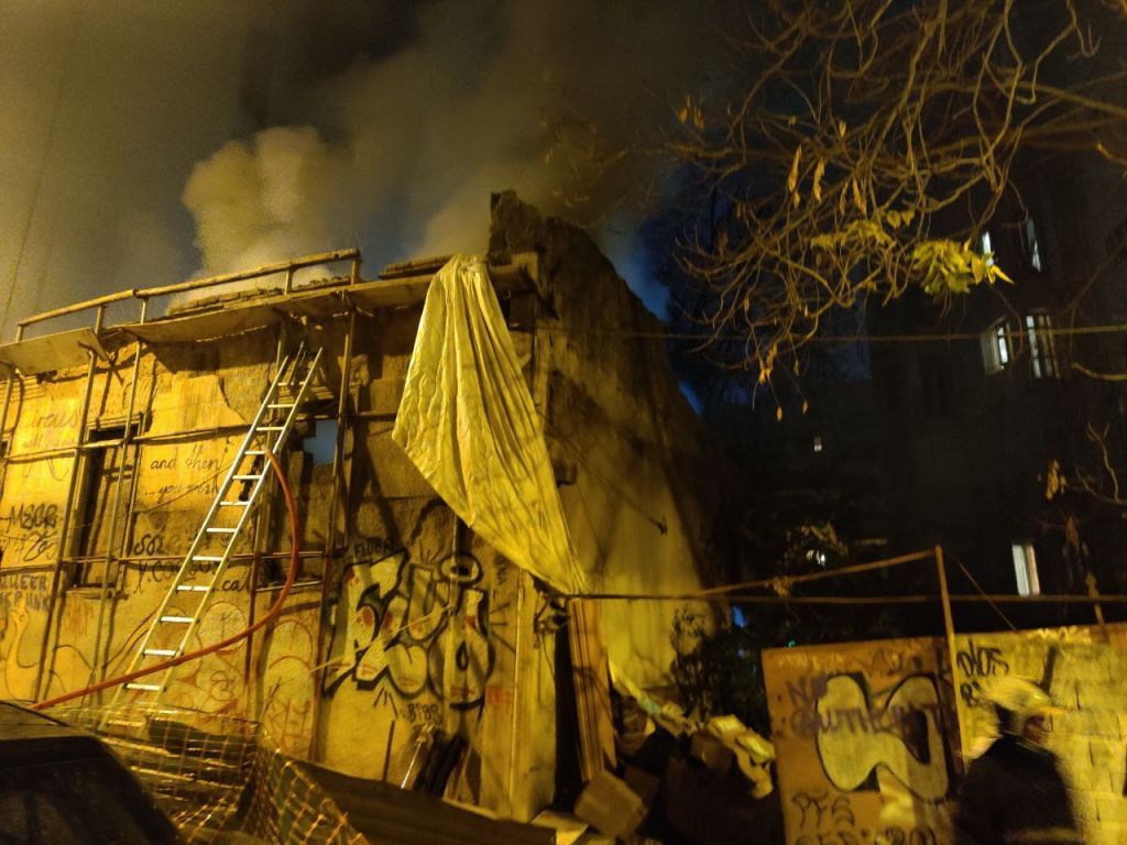 Εξάρχεια : Δείτε εικόνες και βίντεο από τη φωτιά σε ακατοίκητο κτίριο