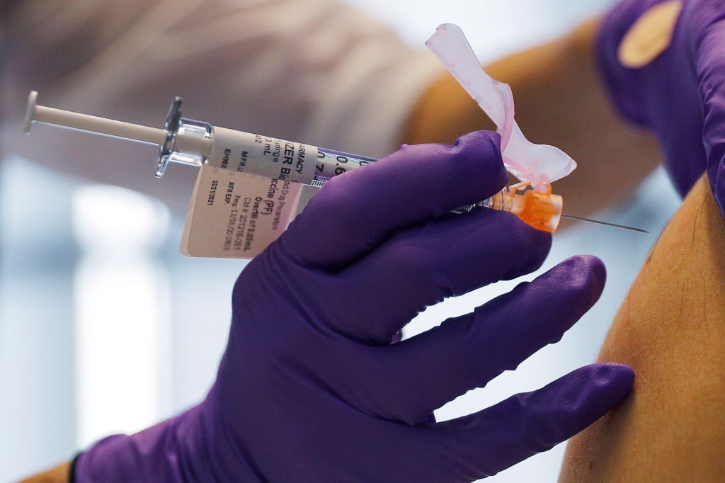 Εμβόλιο : Τι λέει στο MEGA έλληνας γιατρός που εμβολιάστηκε – «Αστείες οι παρενέργειες»