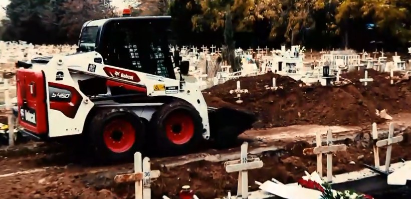 Θεσσαλονίκη: Εικόνες φρίκης στο νεκροταφείο της Θέρμης - Ανοίγουν τάφους για τα θύματα από κορονοϊό