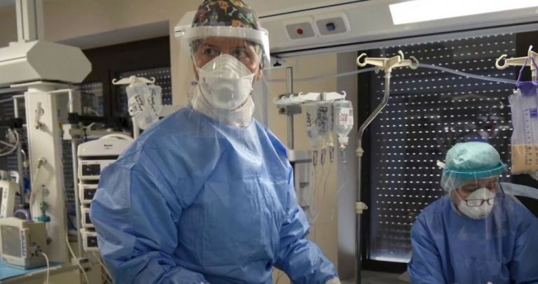 Χριστούγεννα : Συγκινεί το προσωπικό των ΜΕΘ – Το βίντεο με τις ευχές