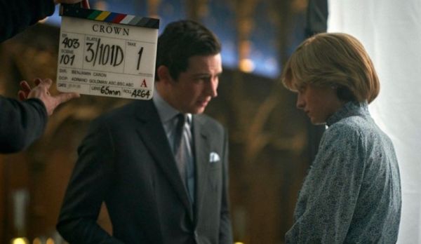 «The Crown» : H Έμα Κόριν αποκαλύπτει υλικό από τα γυρίσματα της σειράς