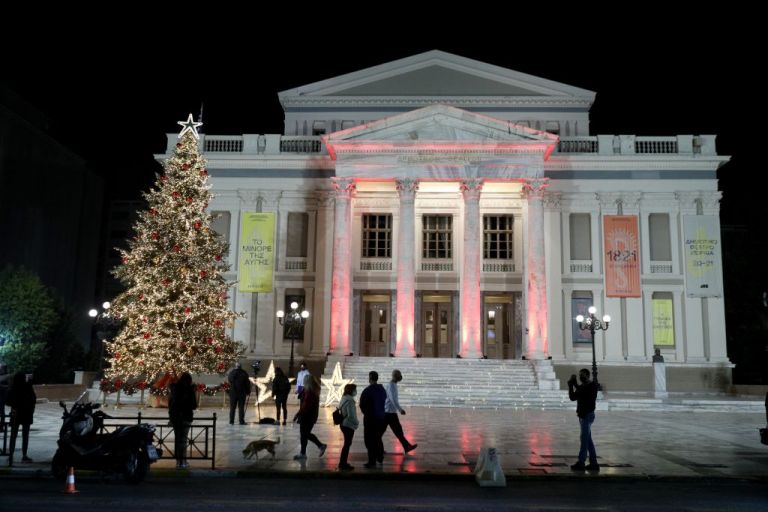 Πλημμύρισε χριστουγεννιάτικο φως ο Πειραιάς