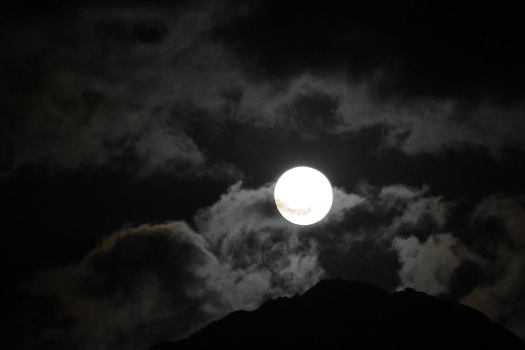 Εικόνες που κόβουν την ανάσα: Η μαγευτική «Ψυχρή Πανσέληνος»