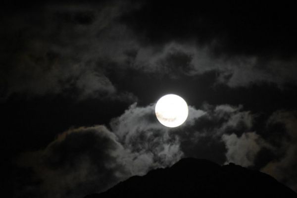 Εικόνες που κόβουν την ανάσα: Η μαγευτική «Ψυχρή Πανσέληνος»