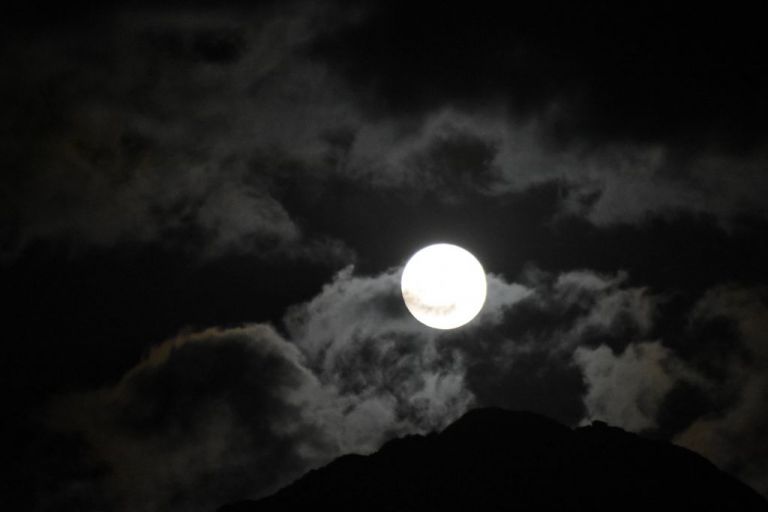 Εικόνες που κόβουν την ανάσα: Η μαγευτική «Ψυχρή Πανσέληνος»