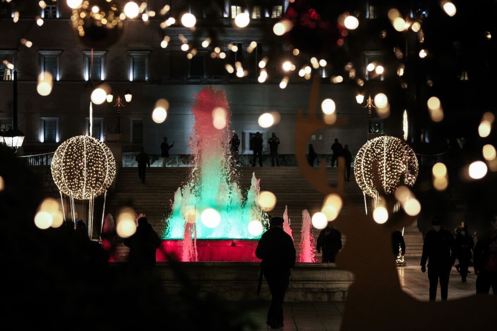 Κοροναϊός : Χριστούγεννα με «σκληρά» lockdown, μαζικά rapid test – «Καμπανάκι» ειδικών για τα ρεβεγιόν