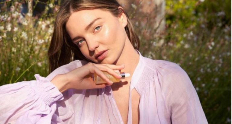 Gua Sha : Το μυστικό ομορφιάς που κάνει την επιδερμίδα της Μιράντα Κερ αψεγάδιαστη