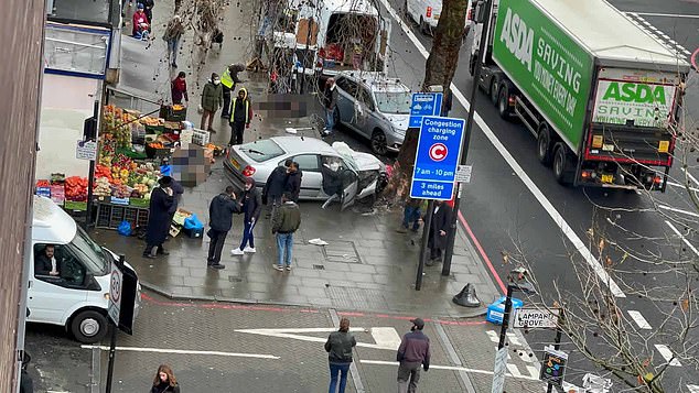 Αυτοκίνητο έπεσε σε πεζούς στο Λονδίνο – Τουλάχιστον πέντε τραυματίες
