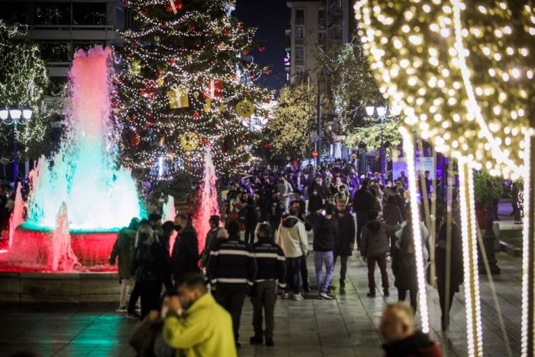 Κοροναϊός : «Κοσμοσυρροή» σε Αθήνα και Θεσσαλονίκη – Lockdown μόνο… στα χαρτιά