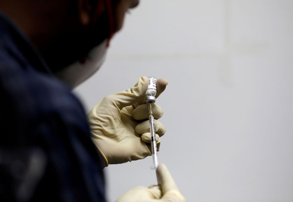 Μόσιαλος : Επηρεάζει η μετάλλαξη του κοροναϊού το εμβόλιο;